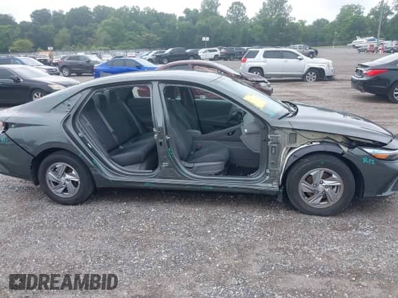 2024 Hyundai Elantra SE z VIN KMHLL4DGXRU817934, wystawiony jako IAAI lot #42659416 z przebiegiem 13 497 mil mil oraz . Historia ofert i sprzedaży dostępna na DreamBid. Obrazek 14.