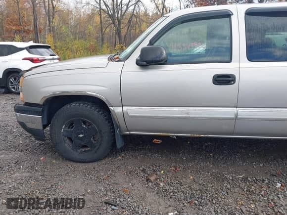 2006 Chevrolet Silverado 1500 LT1 z VIN 1GCEK19Z16Z220095, wystawiony jako IAAI lot #43547926 z przebiegiem 141 419 mil mil oraz . Historia ofert i sprzedaży dostępna na DreamBid. Obrazek 6.