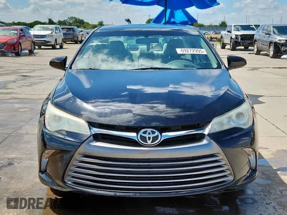2017 Toyota Camry XLE z VIN 4T1BF1FK6HU769821, wystawiony jako Copart lot #69272995 z przebiegiem 121 113 mil mil oraz Czysty tytuł • Clean title. Historia ofert i sprzedaży dostępna na DreamBid. Obrazek 5.