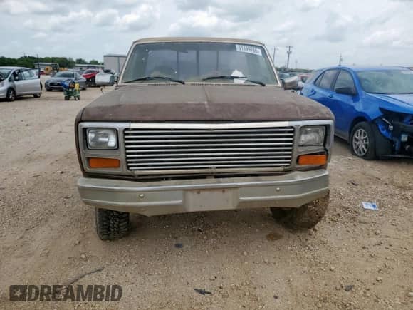 1983 Ford F-150 z VIN 1FTEF14Y1DLA86384, wystawiony jako Copart lot #61199765 z przebiegiem 382 346 mil mil oraz Czysty tytuł • Clean title. Historia ofert i sprzedaży dostępna na DreamBid. Obrazek 5.