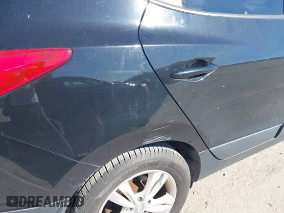 2013 Hyundai Tucson GLS z VIN KM8JUCAC7DU582286, wystawiony jako IAAI lot #43255238 z przebiegiem 165 637 mil mil oraz . Historia ofert i sprzedaży dostępna na DreamBid. Obrazek 6.