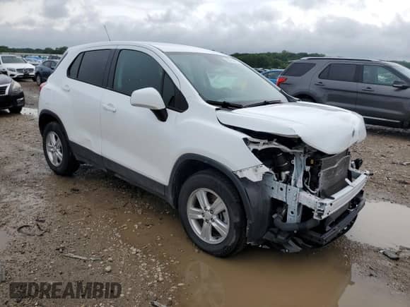 2022 Chevrolet Trax LS z VIN KL7CJNSM9NB547946, wystawiony jako Copart lot #65016975 z przebiegiem 34 989 mil mil oraz Szkoda całkowita • Salvage title. Historia ofert i sprzedaży dostępna na DreamBid. Obrazek 4.