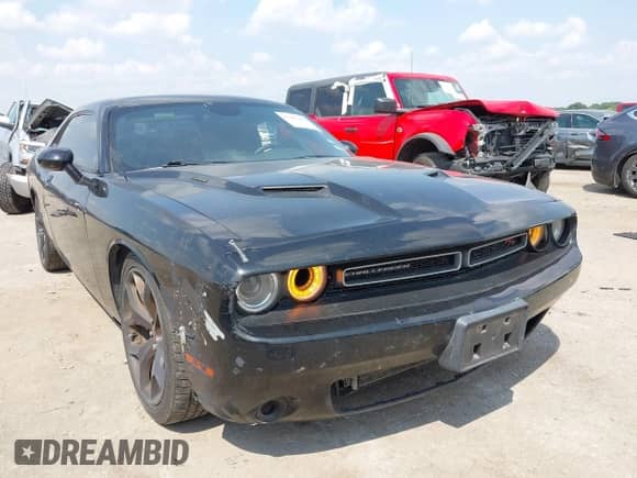 2015 Dodge Challenger R/T Plus z VIN 2C3CDZBT5FH823240, wystawiony jako IAAI lot #43098496 z przebiegiem 131 261 mil mil oraz . Historia ofert i sprzedaży dostępna na DreamBid. Obrazek 1.