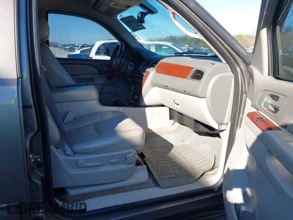 2011 Chevrolet Suburban LT z VIN 1GNSCJE09BR344091, wystawiony jako IAAI lot #41605909 z przebiegiem 312 559 mil mil oraz . Historia ofert i sprzedaży dostępna na DreamBid. Obrazek 5.