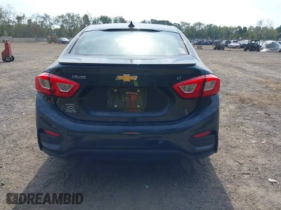 2018 Chevrolet Cruze LT z VIN 1G1BE5SM7J7197502, wystawiony jako IAAI lot #43222022 z przebiegiem 95 060 mil mil oraz . Historia ofert i sprzedaży dostępna na DreamBid. Obrazek 17.