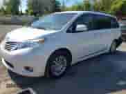 2016 Toyota Sienna XLE z VIN 5TDYK3DC0GS734583, wystawiony jako IAAI lot #43363333 z przebiegiem 110 816 mil mil oraz . Historia ofert i sprzedaży dostępna na DreamBid. Obrazek 2.