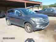 2017 Ford Escape SE z VIN 1FMCU9G92HUB72735, wystawiony jako IAAI lot #43287650 z przebiegiem 108 827 mil mil oraz . Historia ofert i sprzedaży dostępna na DreamBid. Obrazek 1.