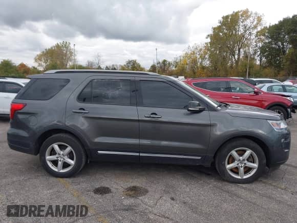 2018 Ford Explorer XLT z VIN 1FM5K7DH7JGA40847, wystawiony jako IAAI lot #43525561 z przebiegiem 85 342 mil mil oraz . Historia ofert i sprzedaży dostępna na DreamBid. Obrazek 13.