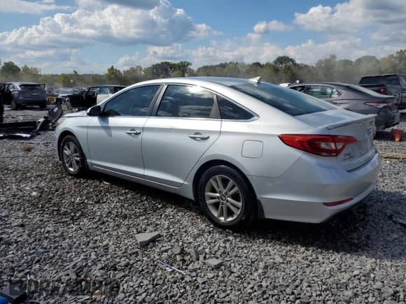 2015 Hyundai Sonata SE z VIN 5NPE24AF4FH150733, wystawiony jako Copart lot #84549045 z przebiegiem 199 824 mil mil oraz Szkoda całkowita • Salvage title. Historia ofert i sprzedaży dostępna na DreamBid. Obrazek 2.