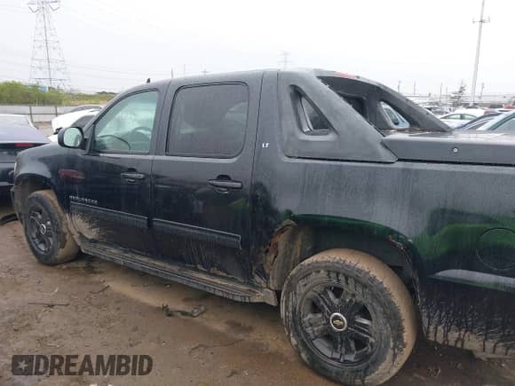 2010 Chevrolet Avalanche LT with VIN 3GNVKFE02AG134301, listed as a IAAI auction lot 41999015 with 180,050 mi miles and . Bid and sale history available at DreamBid. Image 14.