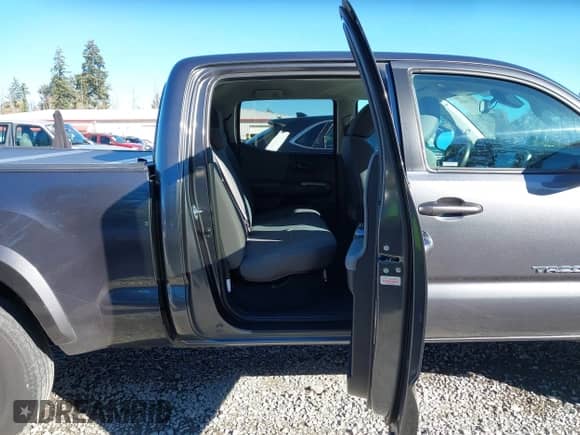 2021 Toyota Tacoma SR5 z VIN 3TMDZ5BN4MM106371, wystawiony jako IAAI lot #43451030 z przebiegiem 47 236 mil mil oraz . Historia ofert i sprzedaży dostępna na DreamBid. Obrazek 8.