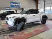 2025 Toyota Tacoma TRD Sport Hybrid z VIN 3TYLC5LN8ST022034, wystawiony jako Copart lot #85674425 z przebiegiem 6 920 mil mil oraz Szkoda całkowita • Salvage title. Historia ofert i sprzedaży dostępna na DreamBid. Obrazek 1.
