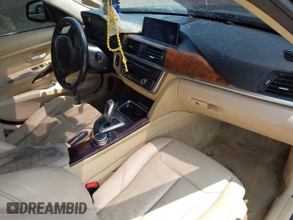 2014 BMW 3 Series 328i xDrive z VIN WBA3B3C51EJ982149, wystawiony jako IAAI lot #42897290 z przebiegiem 130 498 mil mil oraz . Historia ofert i sprzedaży dostępna na DreamBid. Obrazek 5.