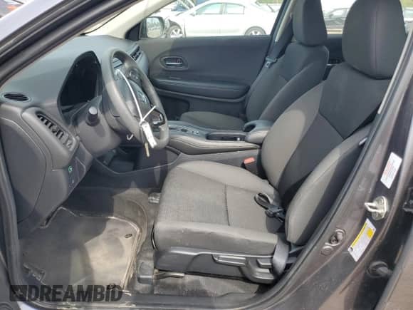 2019 Honda HR-V LX z VIN 3CZRU6H3XKG724641, wystawiony jako Copart lot #81058045 z przebiegiem 60 418 mil mil oraz Szkoda całkowita • Salvage title. Historia ofert i sprzedaży dostępna na DreamBid. Obrazek 7.