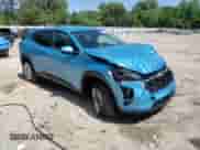 2025 Chevrolet Trax LS z VIN KL77LFEP7SC028729, wystawiony jako Copart lot #56688665 z przebiegiem 10 072 mil mil oraz Szkoda całkowita • Salvage title. Historia ofert i sprzedaży dostępna na DreamBid. Obrazek 13.