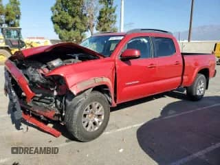 2018 Toyota Tacoma SR5 z VIN 3TMBZ5DN9JM012115, wystawiony jako Copart lot #66775075 z przebiegiem 62 176 mil mil oraz Szkoda całkowita • Salvage title. Historia ofert i sprzedaży dostępna na DreamBid. Obrazek 1.