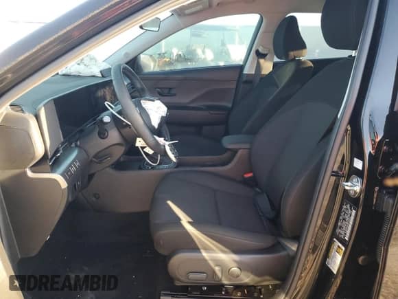 2024 Hyundai Kona SEL z VIN KM8HB3AB7RU166032, wystawiony jako Copart lot #74022074 z przebiegiem 2 788 mil mil oraz Szkoda całkowita • Salvage title. Historia ofert i sprzedaży dostępna na DreamBid. Obrazek 7.