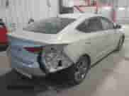 2017 Hyundai Elantra SE z VIN KMHD84LF3HU396099, wystawiony jako IAAI lot #41271998 z przebiegiem 81 633 mil mil oraz . Historia ofert i sprzedaży dostępna na DreamBid. Obrazek 4.