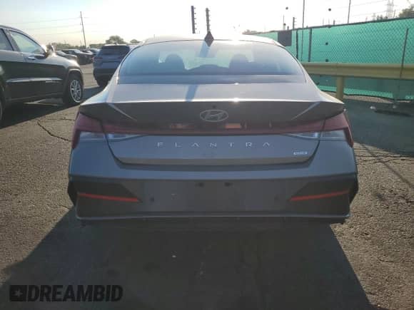 2024 Hyundai Elantra Limited z VIN KMHLN4DJ8RU098088, wystawiony jako Copart lot #69842515 z przebiegiem 11 874 mil mil oraz Szkoda całkowita • Salvage title. Historia ofert i sprzedaży dostępna na DreamBid. Obrazek 6.