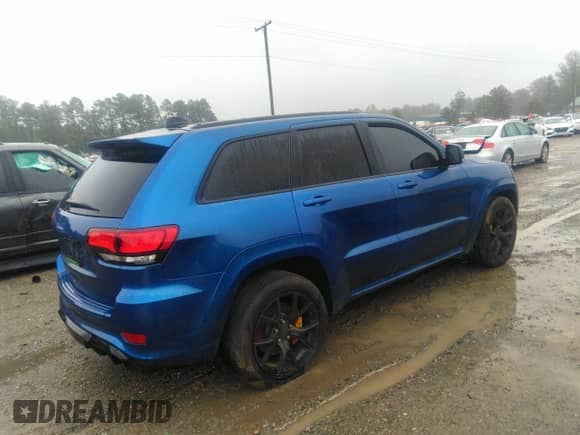 2018 Jeep Grand Cherokee Trackhawk z VIN 1C4RJFN99JC332825, wystawiony jako IAAI lot #43058737 z przebiegiem 67 252 mil mil oraz . Historia ofert i sprzedaży dostępna na DreamBid. Obrazek 4.