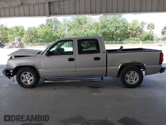 2005 Chevrolet Silverado 1500 LS z VIN 2GCEC13T551113785, wystawiony jako IAAI lot #42156343 z przebiegiem 125 581 mil mil oraz . Historia ofert i sprzedaży dostępna na DreamBid. Obrazek 14.