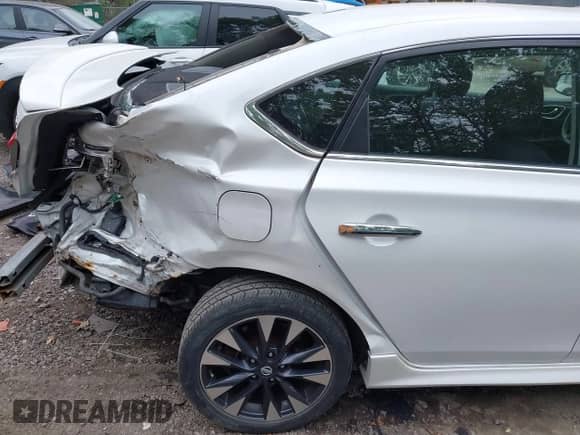 2017 Nissan Sentra SR z VIN 3N1AB7AP6HY400863, wystawiony jako IAAI lot #42268449 z przebiegiem 60 331 mil mil oraz . Historia ofert i sprzedaży dostępna na DreamBid. Obrazek 14.