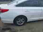 2017 Hyundai Sonata SE z VIN 5NPE24AF5HH581648, wystawiony jako IAAI lot #43288707 z przebiegiem 130 477 mil mil oraz . Historia ofert i sprzedaży dostępna na DreamBid. Obrazek 6.