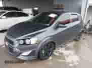 2013 Chevrolet Sonic RS z VIN 1G1JH6SB1D4172981, wystawiony jako IAAI lot #41474321 z przebiegiem 190 309 mil mil oraz . Historia ofert i sprzedaży dostępna na DreamBid. Obrazek 2.