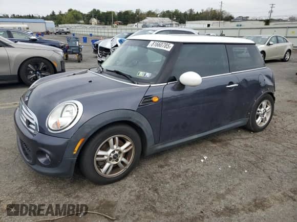 2013 MINI Hardtop с VIN WMWSU3C55DT681229, выставлен на аукционе Copart как лот 81660785 с пробегом 58 932 миль миль и Списание • Salvage title. История ставок и продаж доступна на DreamBid. Изображение 1.