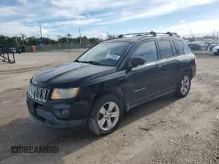 2013 Jeep Compass Latitude z VIN 1C4NJDEB1DD253301, wystawiony jako Copart lot #71725955 z przebiegiem 131 537 mil mil oraz Czysty tytuł • Clean title. Historia ofert i sprzedaży dostępna na DreamBid. Obrazek 1.