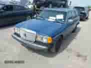 1984 Mercedes-Benz 300 z VIN WDBAB93AXEF005460, wystawiony jako IAAI lot #42868835 z przebiegiem 210 841 mil mil oraz . Historia ofert i sprzedaży dostępna na DreamBid. Obrazek 2.