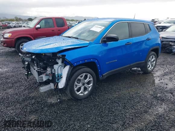 2025 Jeep Compass Sport z VIN 3C4NJDAN9ST542532, wystawiony jako IAAI lot #41899980 z przebiegiem 127 mil mil oraz . Historia ofert i sprzedaży dostępna na DreamBid. Obrazek 18.