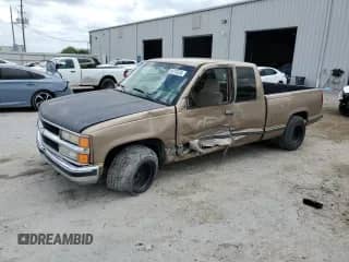 1997 GMC Sierra 1500 z VIN 2GTEC19R6V1542123, wystawiony jako Copart lot #50733255 z przebiegiem 284 927 mil mil oraz Szkoda całkowita • Salvage title. Historia ofert i sprzedaży dostępna na DreamBid. Obrazek 1.