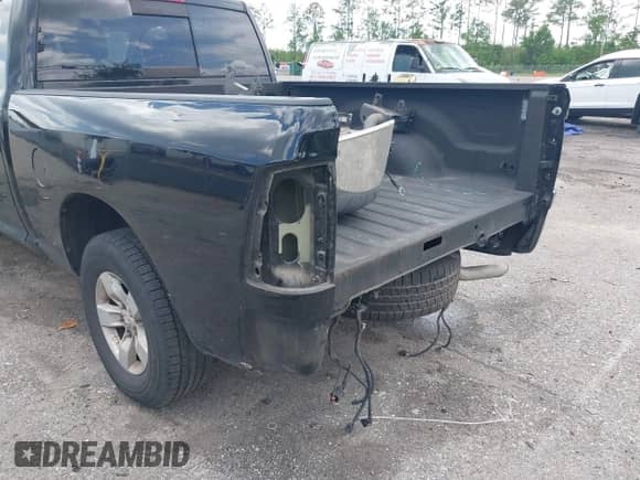 2020 Ram 1500 SLT z VIN 1C6RR6TT0LS135260, wystawiony jako IAAI lot #42356895 z przebiegiem 79 240 mil mil oraz . Historia ofert i sprzedaży dostępna na DreamBid. Obrazek 6.