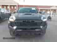 2024 Toyota Tacoma SR5 z VIN 3TMLB5JN8RM080821, wystawiony jako IAAI lot #43198796 z przebiegiem 13 169 mil mil oraz . Historia ofert i sprzedaży dostępna na DreamBid. Obrazek 12.
