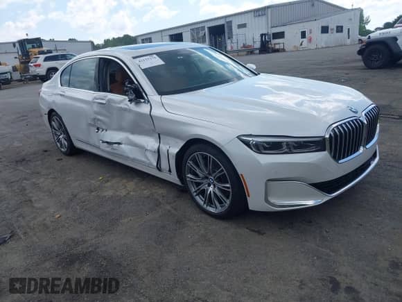 2022 BMW 7 Series 740i z VIN WBA7T2C08NCG88476, wystawiony jako IAAI lot #42135370 z przebiegiem 28 070 mil mil oraz . Historia ofert i sprzedaży dostępna na DreamBid. Obrazek 1.