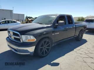 2009 Dodge 1500 SLT z VIN 1D3HB18T29S727473, wystawiony jako Copart lot #68671215 z przebiegiem Nie podano mil oraz Szkoda całkowita • Salvage title. Historia ofert i sprzedaży dostępna na DreamBid. Obrazek 1.