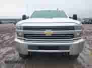 2017 Chevrolet Silverado 2500HD Work Truck z VIN 1GC1KUEG5HF222795, wystawiony jako IAAI lot #41717477 z przebiegiem 223 784 mil mil oraz . Historia ofert i sprzedaży dostępna na DreamBid. Obrazek 13.
