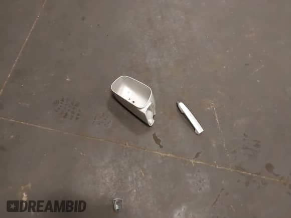 2002 Toyota Camry LE z VIN 4T1BE32K02U033310, wystawiony jako IAAI lot #42586585 z przebiegiem 154 658 mil mil oraz . Historia ofert i sprzedaży dostępna na DreamBid. Obrazek 12.