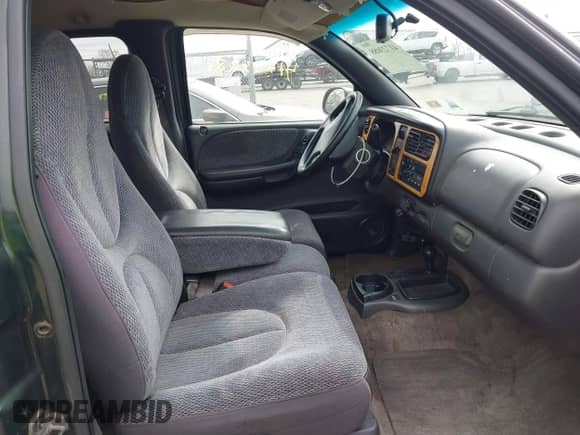 1997 Dodge Dakota z VIN 1B7GG23X1VS211394, wystawiony jako IAAI lot #41723088 z przebiegiem 124 104 mil mil oraz . Historia ofert i sprzedaży dostępna na DreamBid. Obrazek 5.