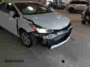 2019 Chevrolet Cruze z VIN 1G1BJ5SM0K7105966, wystawiony jako IAAI lot #40857450 z przebiegiem 79 555 mil mil oraz . Historia ofert i sprzedaży dostępna na DreamBid. Obrazek 6.