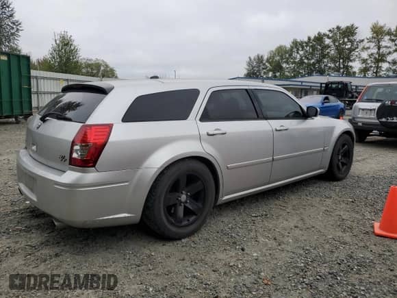 2005 Dodge Magnum RT with VIN 2D4GV58205H683696, listed as a Copart auction lot 71209835 with 198,445 mi miles and Salvage title. Bid and sale history available at DreamBid. Image 3.