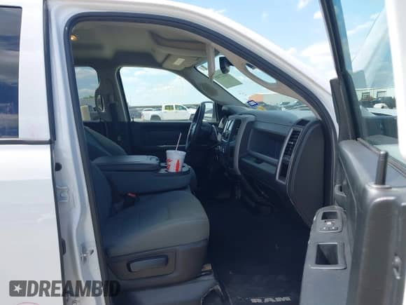 2020 Ram 1500 Tradesman z VIN 1C6RR6FG7LS114713, wystawiony jako IAAI lot #42227405 z przebiegiem 115 012 mil mil oraz . Historia ofert i sprzedaży dostępna na DreamBid. Obrazek 5.