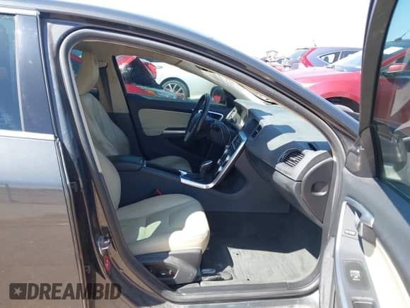 2016 Volvo S60 T5 Drive-E Premier z VIN YV126MFK4G2409957, wystawiony jako IAAI lot #41993257 z przebiegiem 102 420 mil mil oraz . Historia ofert i sprzedaży dostępna na DreamBid. Obrazek 5.