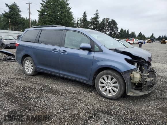 2017 Toyota Sienna LE z VIN 5TDJZ3DC3HS158910, wystawiony jako Copart lot #68297305 z przebiegiem 76 169 mil mil oraz Szkoda całkowita • Salvage title. Historia ofert i sprzedaży dostępna na DreamBid. Obrazek 4.