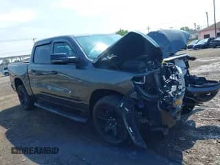 2024 Ram 1500 Big Horn z VIN 1C6SRFFT8RN210792, wystawiony jako IAAI lot #42619369 z przebiegiem 14 152 mil mil oraz . Historia ofert i sprzedaży dostępna na DreamBid. Obrazek 1.