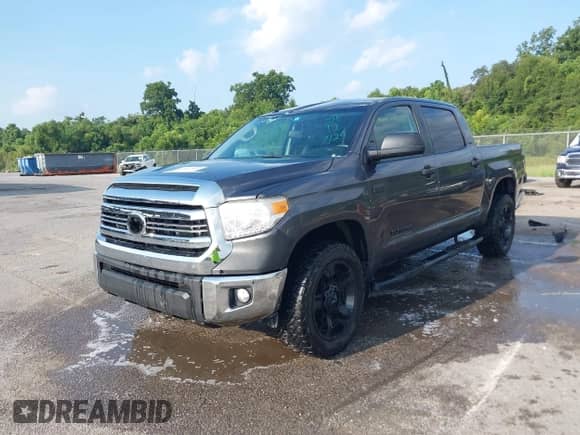 2017 Toyota Tundra SR5 z VIN 5TFEW5F16HX212907, wystawiony jako IAAI lot #42877832 z przebiegiem 123 528 mil mil oraz . Historia ofert i sprzedaży dostępna na DreamBid. Obrazek 2.