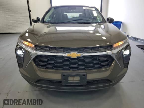 2024 Chevrolet Trax LS z VIN KL77LFE23RC194129, wystawiony jako Copart lot #71588855 z przebiegiem 11 291 mil mil oraz Czysty tytuł • Clean title. Historia ofert i sprzedaży dostępna na DreamBid. Obrazek 5.