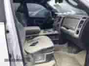 2018 Ram 1500 Longhorn z VIN 1C6RR7PM1JS303526, wystawiony jako IAAI lot #41487049 z przebiegiem 72 669 mil mil oraz . Historia ofert i sprzedaży dostępna na DreamBid. Obrazek 5.