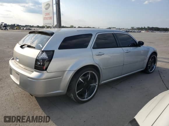 2005 Dodge Magnum SE with VIN 2D4FV48TX5H679783, listed as a Copart auction lot 80279795 with 201,901 mi miles and Clean title. Bid and sale history available at DreamBid. Image 3.